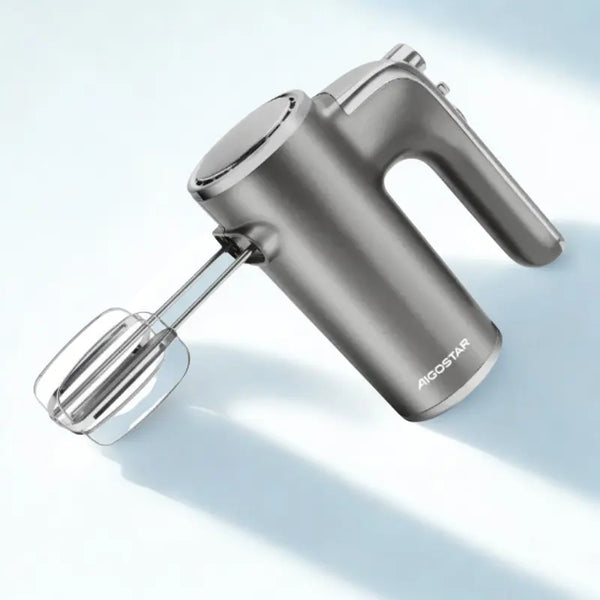 Batteur électrique sur fond blanc