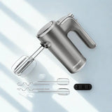 Batteur électrique sur fond blanc