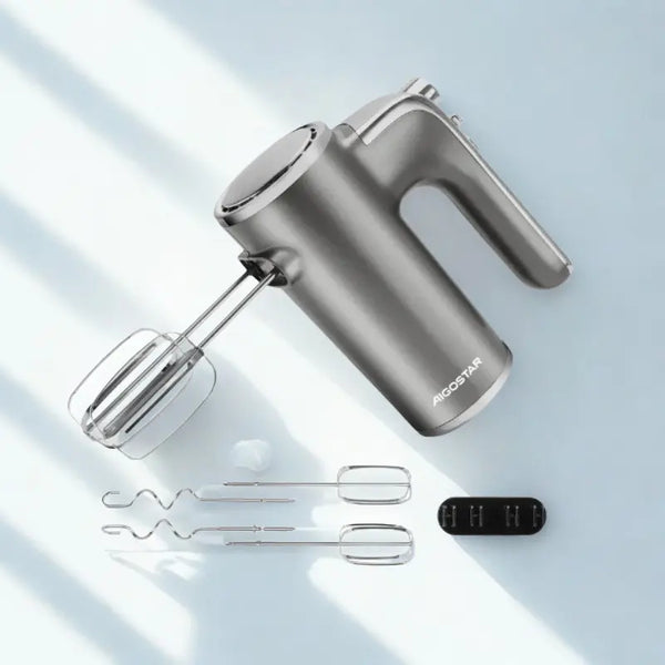 Batteur électrique sur fond blanc