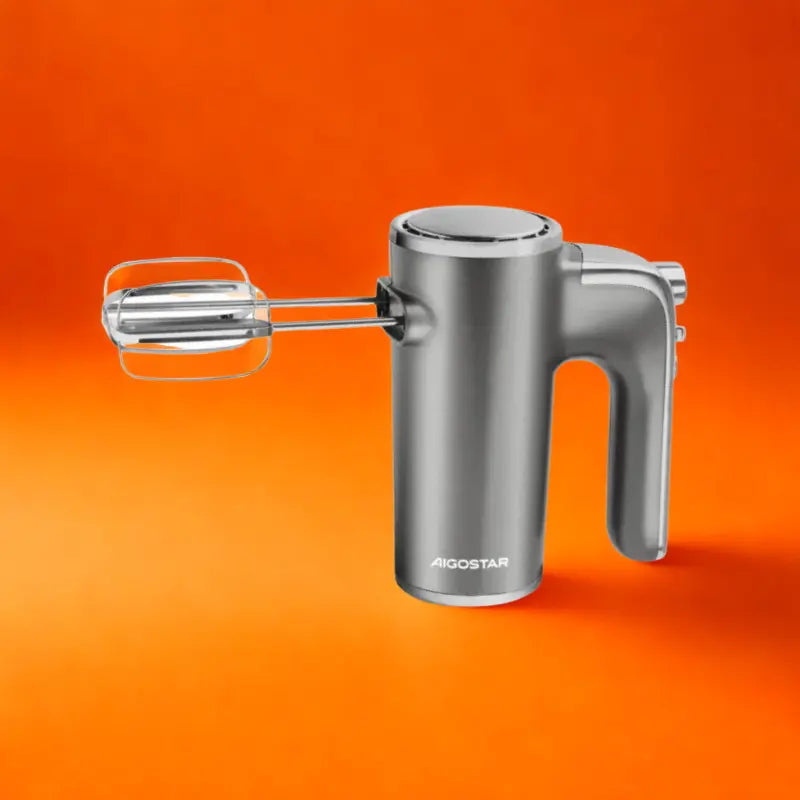 Batteur électrique sur fond orange