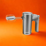 Batteur électrique sur fond orange