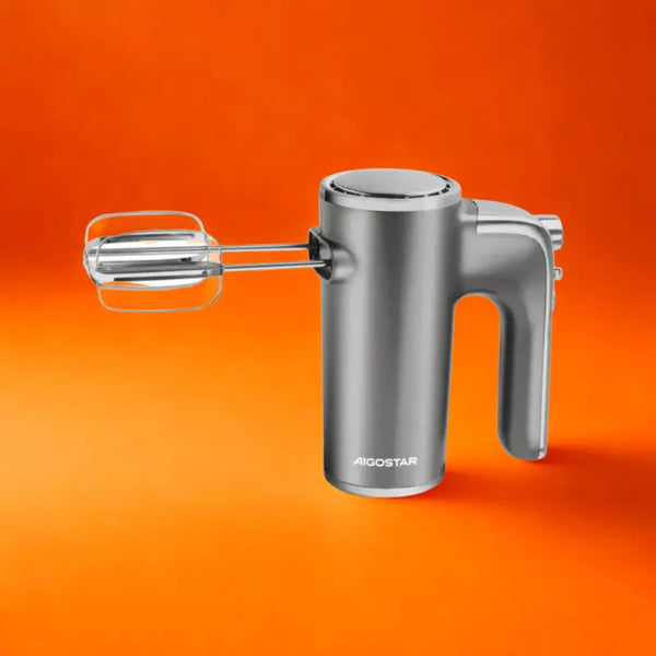 Batteur électrique sur fond orange