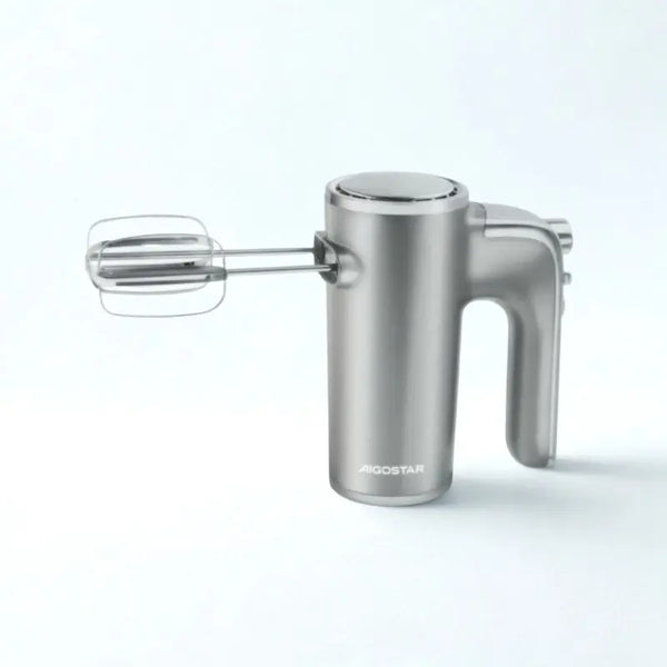 Batteur électrique sur fond blanc