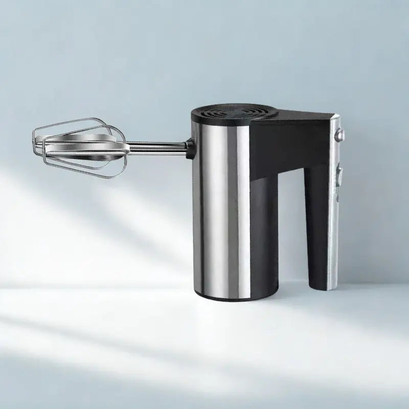 Batteur sur fond blanc