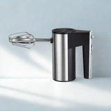 Batteur sur fond blanc
