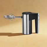 Batteur sur fond beige