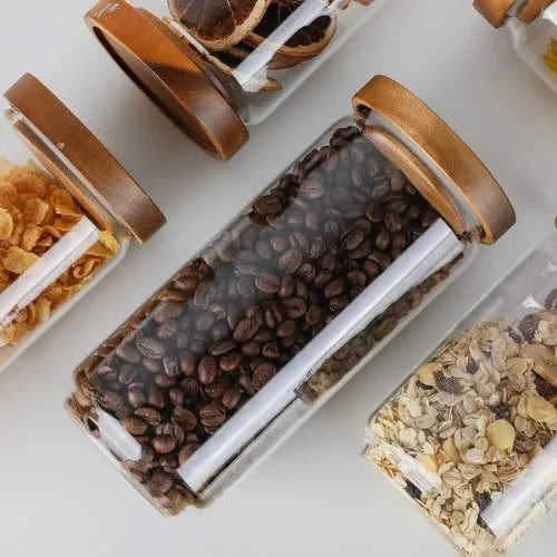 Bocaux en verre et bois sur une table blanche