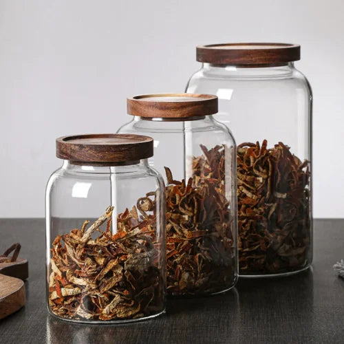 Bocaux en verre et bois sur fond gris et blanc, dans l'ordre croissant