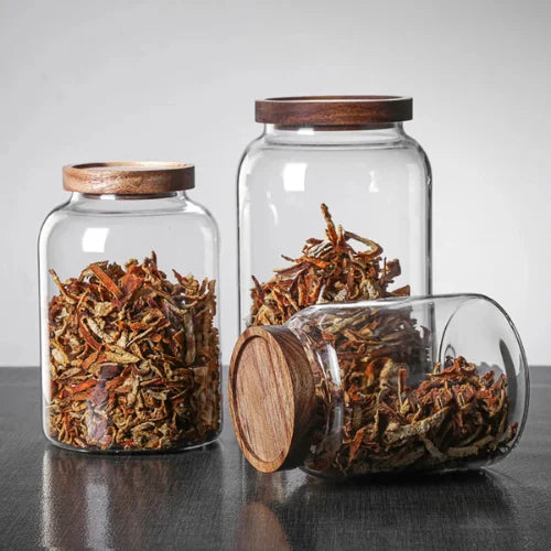 Bocaux en verre et bois sur fond gris et blanc