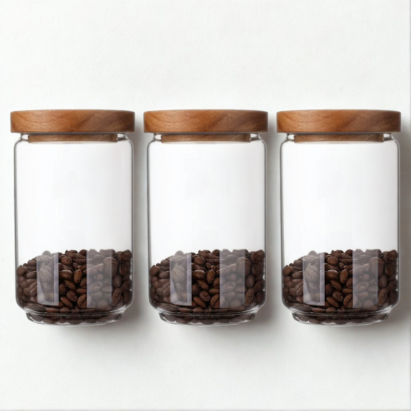 Bocaux en verre et bois sur fond blanc