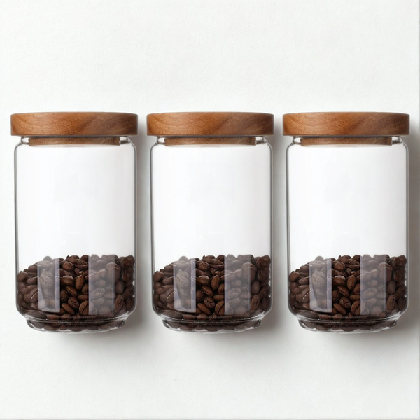 Bocaux en verre et bois sur fond blanc