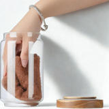 Bocaux en verre et bois nettoyé par une main et un chiffon
