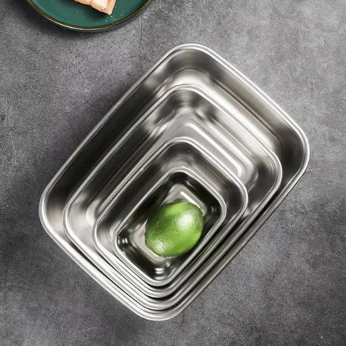 Boites en inox empilées vues de haut sur fond gris