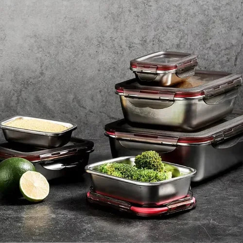 Boites hermétiques en inox, empilées sur fond gris