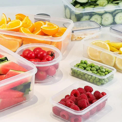 Boites en plastiques remplies de fruits, sur fond blanc