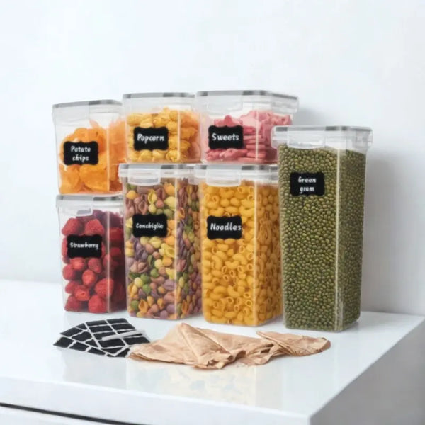 Boites de rangement pour produits secs remplies sur fond blanc