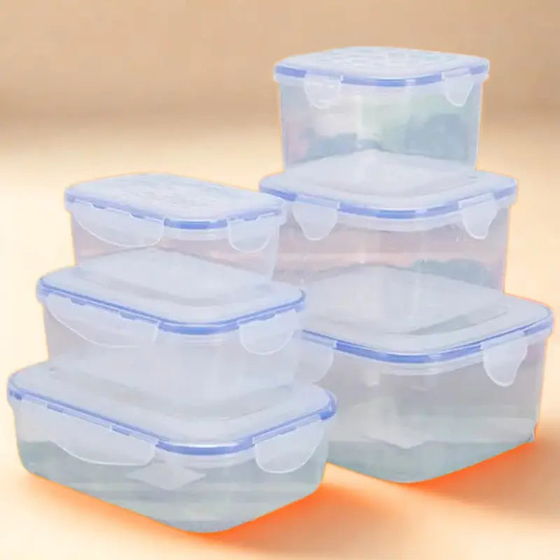 Boîtes en plastique sur fond orangé