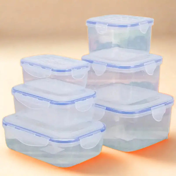 Boîtes en plastique sur fond orangé