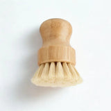 Brosse en bambou avec fibres de palmiers fond blanc