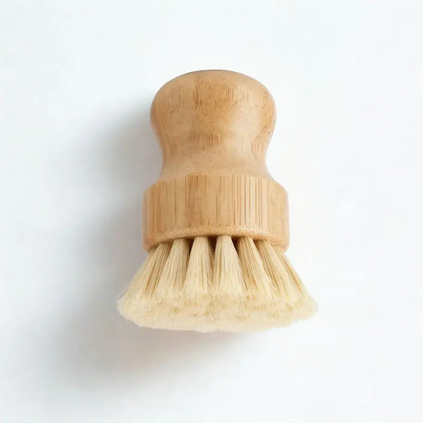 Brosse en bambou avec fibres de palmiers fond blanc