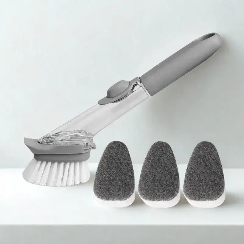Brosse avec réservoir et ses têtes d'éponge à côté sur fond blanc.