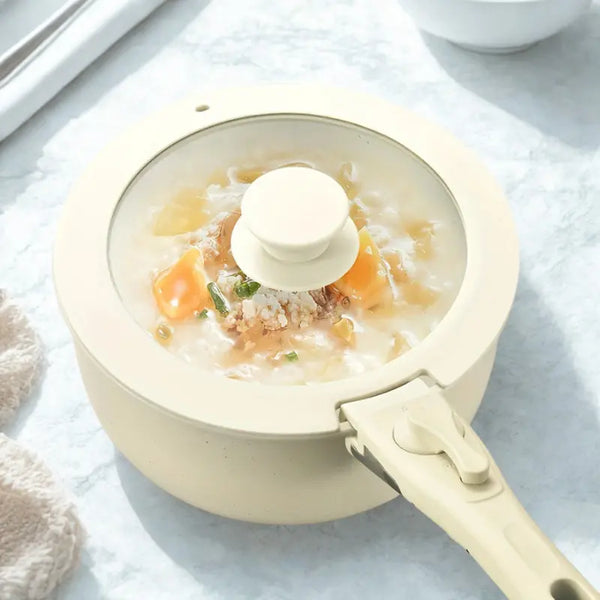 Casserole amovible blanche sur fond blanc