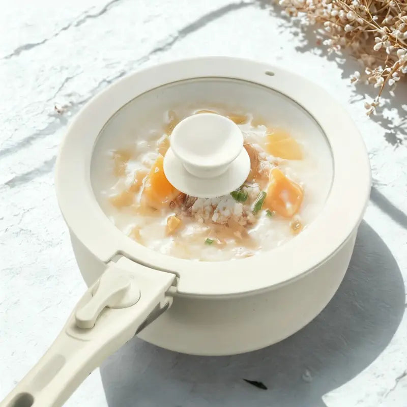 Casserole amovible blanche sur fond blanc