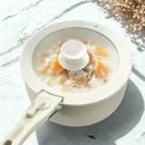 Casserole amovible blanche sur fond blanc