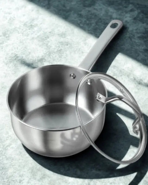 Casserole inox pro sur fond gris
