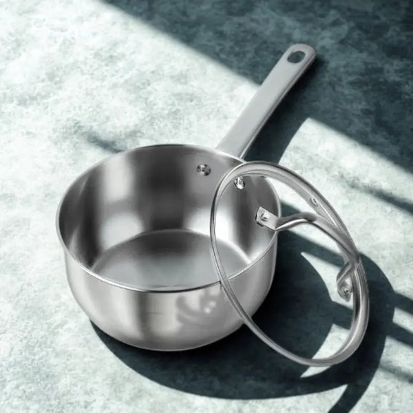 Casserole inox pro sur fond gris