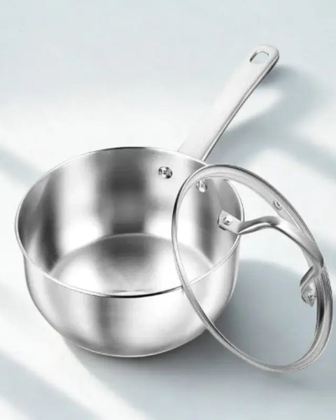 Casserole inox pro sur fond blanc