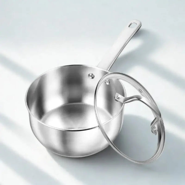 Casserole inox pro sur fond blanc