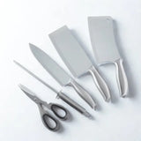 Couteaux en Inox, ciseaux et fusil sur fond blanc