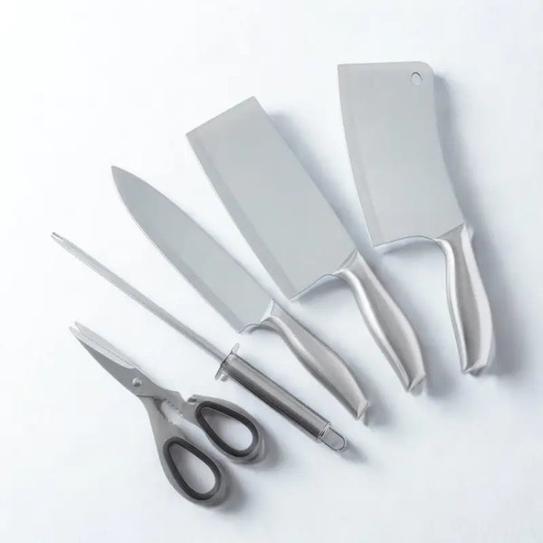 Couteaux en Inox, ciseaux et fusil sur fond blanc