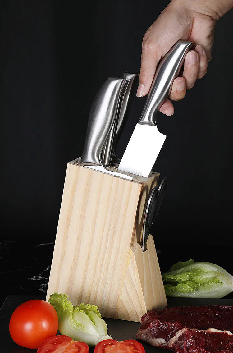 Couteaux en Inox et coffret en bois sur fond noir