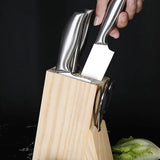 Couteaux en Inox et coffret en bois sur fond noir