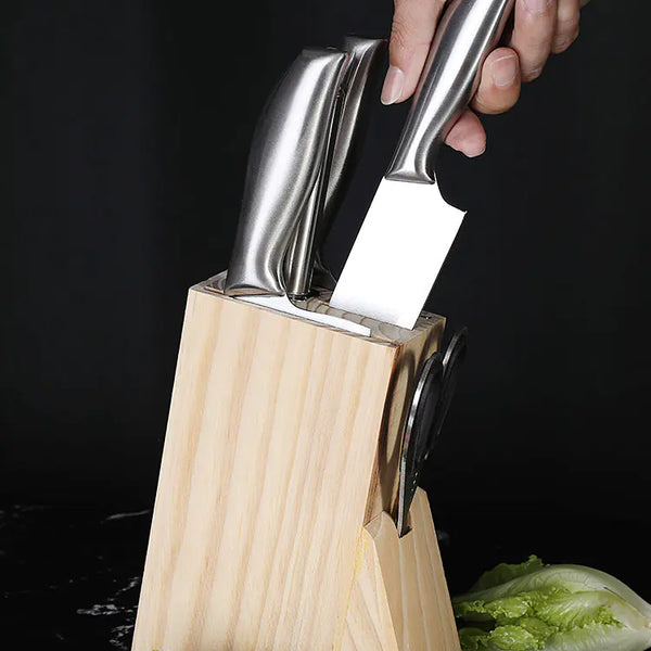 Couteaux en Inox et coffret en bois sur fond noir