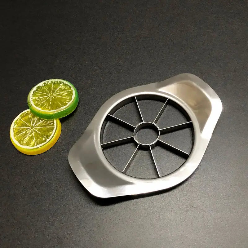 Coupe pomme inox et citons sur fond gris 