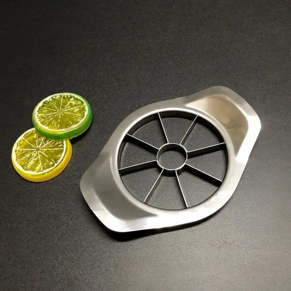 Coupe pomme inox et citons sur fond gris 