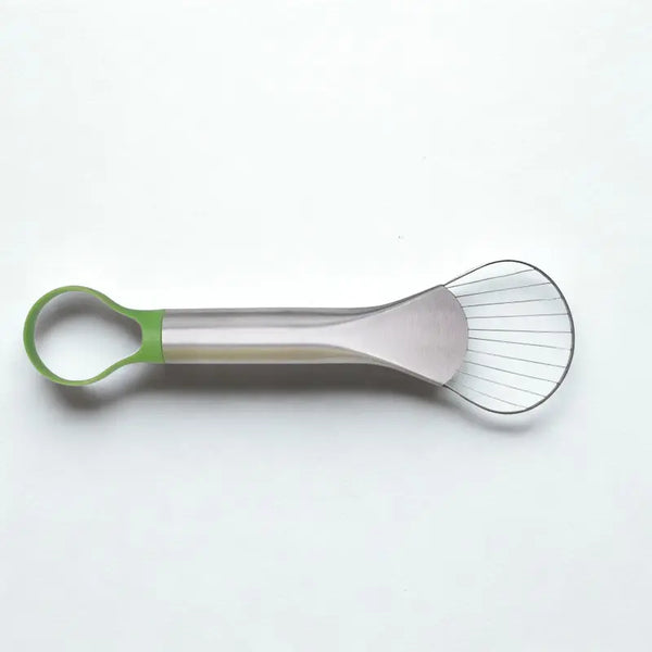 Coupe avocat sur fond blanc