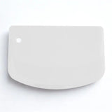 Coupe-pâte en silicone blanc sur fond blanc