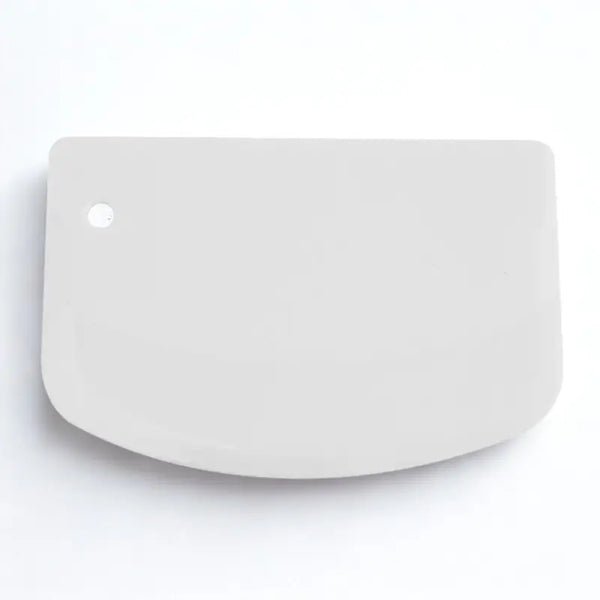 Coupe-pâte en silicone blanc sur fond blanc