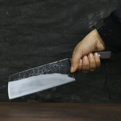 Couteau en manganèse sur fond noir