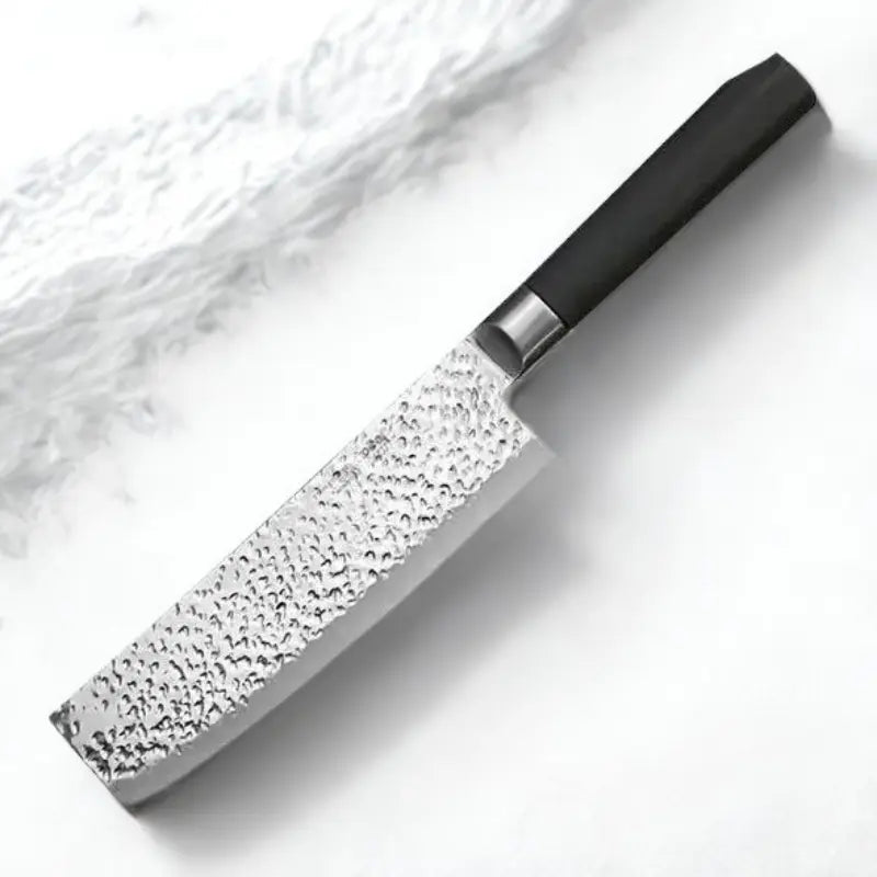 Couteau nakiri sur fond blanc