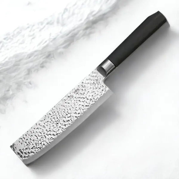 Couteau nakiri sur fond blanc