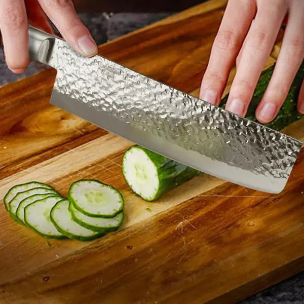 Couteau nakiri qui coupe un concombre 
