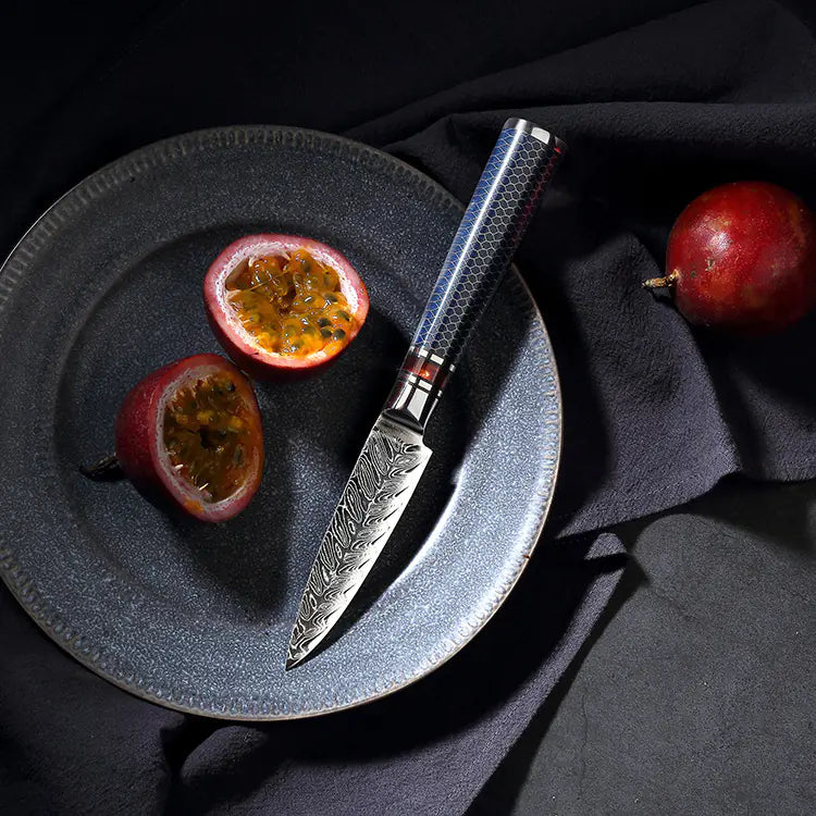 Couteau Shadow Forge sur une assiette grise