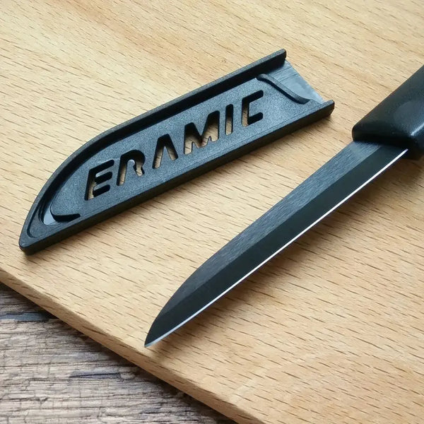 Couteau céramique noir et étui sur planche en bois