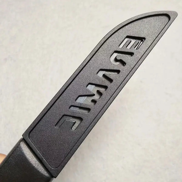 Couteau céramique noir et étui sur fond blanc