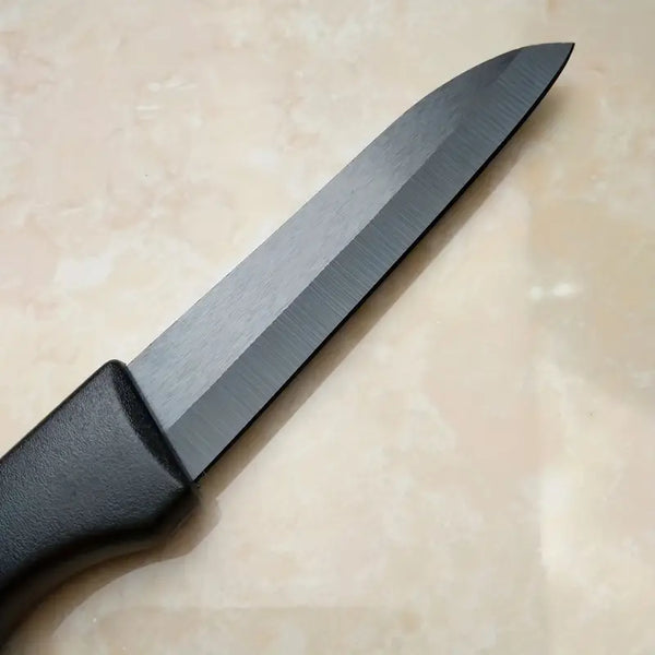 Couteau céramique noir sur fond beige
